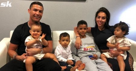 How old are Cristiano Ronaldo's kids?