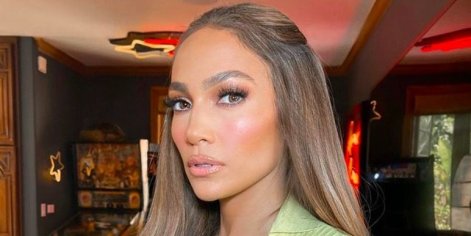 Jennifer Lopez shared natural selfie showing real skin texture