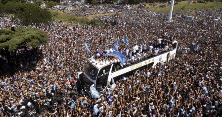 
    World Cup champions Argentina forced to evacuate victory parade by helicopter after being swarmed by jubilant fans - CBS News
