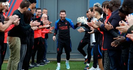 Lionel Messi reacts as PSG players give him guard of honour for 2022 FIFA World Cup win