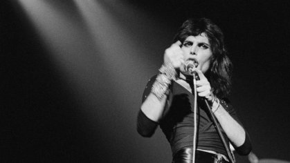 TIL Freddie Mercury’s larger mouth was due to 4 extra teeth on his upper jaw. : todayilearned