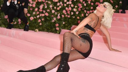 Lady Gaga: Popstar strippt auf Met-Gala in New York | STERN.de