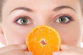 Vitamina C para o rosto: benefícios e como usar - Tua Saúde