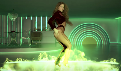 Shakira tanzt den Robot im sexy 