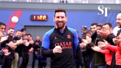 Messi given guard of honour on return to PSG - YouTube
