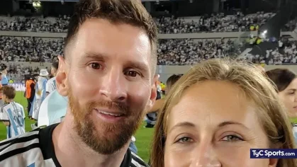 La paciencia de Messi para una foto con la creadora de la falsa Copa del Mundo que levantó: “¡Es video!” - TyC Sports 