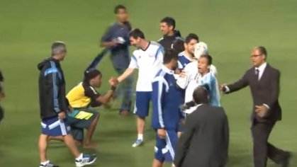 The Moment Lionel Messi Is Fooled By Amazing Ronaldinho Lookalike  - SPORTbible