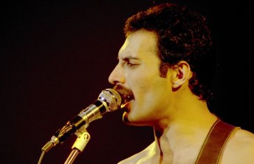 Freddie Mercury's Hot Intimacy Photo Exposed On Social Media After Many Years - Metalhead Zone