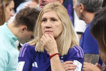 Lionel Messi’s Mom Celia Maria Cheers in Argentina Jersey at World Cup – Footwear News