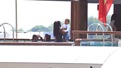 Beyonce & Jay-Z Watch Twins In Yacht Pool On Family Vacation – Hollywood Life