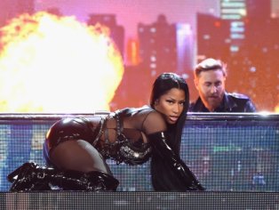 Nicki Minaj Opens BBMAs 2017 With Over-the-Top Medley: Watch – Rolling Stone