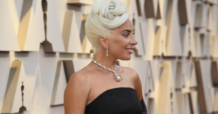 
    Lady Gaga Oscars necklace:  Lady Gaga wears 128-carat Tiffany Diamond to the Oscars, valued at more than $30 million - CBS News