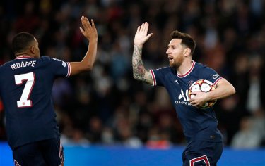 WATCH: Lionel Messi Silences Critics With a Scintillating Show for PSG vs Lille - EssentiallySports