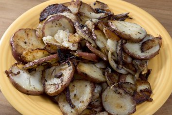 How to Cook Thinly Sliced Potatoes in a Frying Pan | livestrong