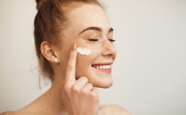 Clareador facial: 10 melhores produtos para se livrar das manchinhas