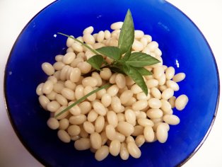 How to Quick Cook White Beans Without Soaking - Delishably