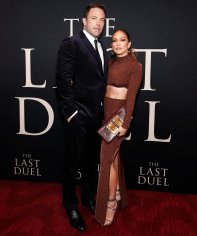 Jennifer Lopez, Ben Affleck Wed in 'Super Small' Ceremony After Obtaining Marriage License in Vegas
