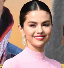 Selena Gomez - Wiki, Birthday, Age, Family, Education, Career- Wikiake