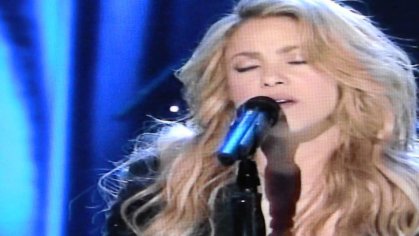 Shakira - Empire - on Jimmy Fallon 03 25 14 - YouTube
