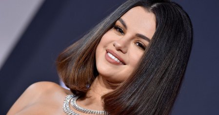 Modetrend 2021: Selena Gomez weiß, welche Jeans zum Trenchcoat passt