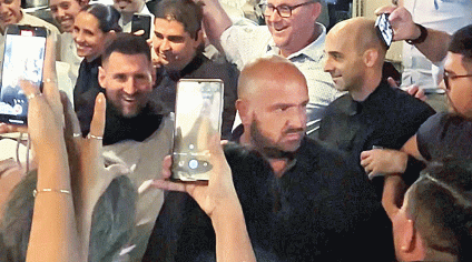 Buenos Aires - Lionel Messi mobbed by fans outside restaurant in Buenos Aires - Telegraph India