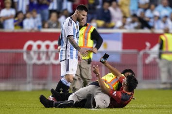 Messi 2 goals, accosted twice, Argentina tops Jamaica 3-0 | AP News