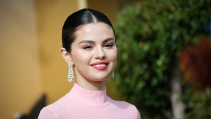 Selena Gomez kombiniert DIE Trendschuhe zu DEM Kleider-Klassiker schlechthin | GLAMOUR