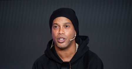 Ronaldinho asks questions of PSG fans over Lionel Messi and Neymar treatment - Mirror Online