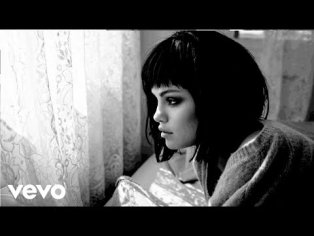 Selena Gomez - Vulnerable - tekst i tłumaczenie piosenki na Tekstowo.pl