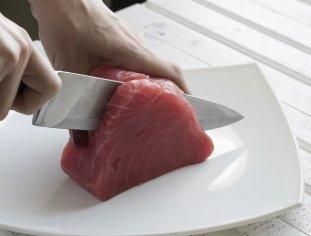 How to Cook Pan-Seared Yellow Fin Tuna | livestrong