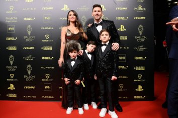 La familia Messi fue la sensaciÃ³n en la gala del BalÃ³n de Oro: conoce los detalles del curioso traje que luciÃ³ âLa Pulgaâ - La OpiniÃ³n