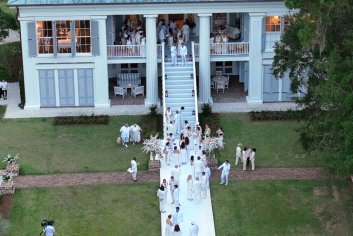 Jennifer Lopez & Ben Affleck Wedding Guests Arrive in White Dress Code – Footwear News