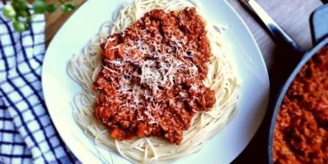 How to Make Spaghetti Bolognese Sauce (Easy Recipe) - Natasha's Home