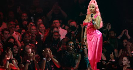 
    Nicki Minaj, Taylor Swift, J Balvin, others shine at MTV VMAs at Prudential Center - CBS New York
