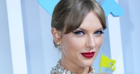 Taylor Swift's 2022 VMAs Look Was All Sparkle & Champagne Problems