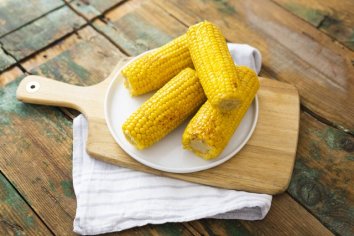 How to Store Corn on the Cob in the Fridge and Freezer | livestrong
