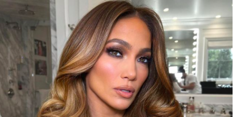 Jennifer Lopez rocks âpieceyâ updo to announce engagement