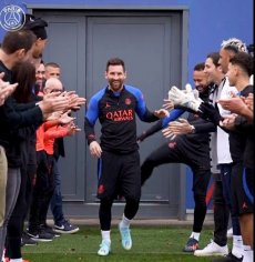 Messi Given Guard Of Honour By PSG Team-Mates - Sportdaylight