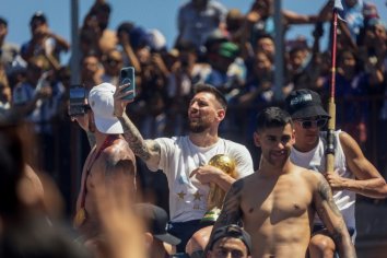 Argentina fans 'rename' Lionel Messi Avenue