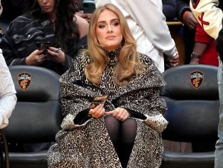 Adele Vegas update: Adele reportedly fires entire creative team to get her show back in Las Vegas | Culture | EL PAÃS English Edition