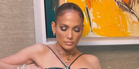 Jennifer Lopez impacta a cara lavada: su rutina de belleza