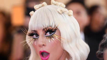 Met Gala 2019: Lady Gaga Ã¼berraschte mit einem Striptease | Vogue Germany