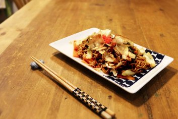 Let's make Yakisoba (Japanese fried noodles with sauce) - Eats Japan