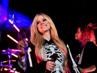 Listen to Avril Lavigne Give Adele’s ‘Hello’ an Alt-Rock Twist – Rolling Stone