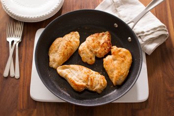 How to Cook Chicken Breasts in a Pan So They Don't Dry Out